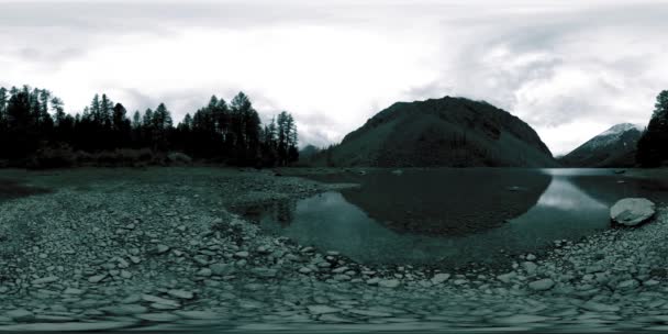 Bergsee 360 vr im Sommer oder Herbst. Wilde Natur und ländliches Bergtal. Grüner Kiefernwald und schnelle Wolken am Himmel. — Stockvideo