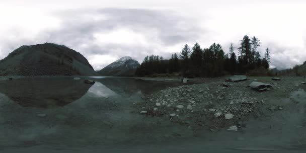 Lago di montagna 360 vr in estate o in autunno. Natura selvaggia e montagna rurale valle. Bosco verde di pini e nuvole veloci sul cielo. — Video Stock