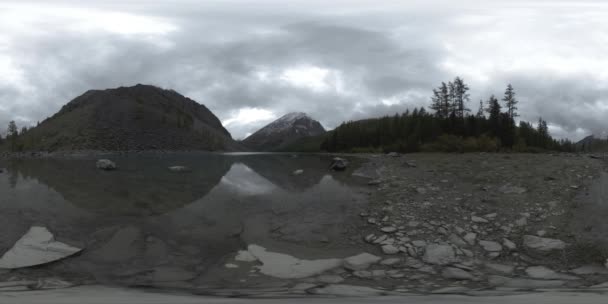 Lago de montaña 360 vr en el verano u otoño. Naturaleza salvaje y valle montañoso rural. Bosque verde de pinos y nubes rápidas en el cielo. — Vídeos de Stock