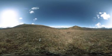 Yaz ya da sonbahar zamanında 360 Vr Tepe Çayır Zaman Uygulaması. Vahşi sonsuz doğa ve kırsal alan. Yeşil çimlerin üzerinde güneş ışınları.