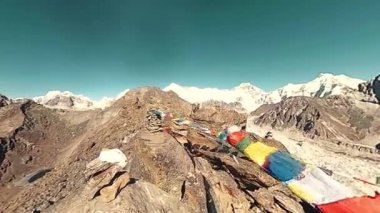 360 VR Gokyo Ri dağ tepesi. Tibet Budist bayrağı. Vahşi Himalayalar yüksek irtifa doğa ve dağ vadisi. Buzla kaplı kayalık yamaçlar. Panorama hareketi