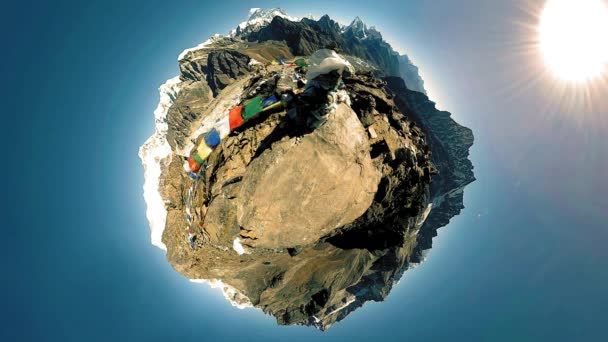 360 VR Gokyo Ri topo da montanha. Oração tibetana bandeira budista. Himalaias selvagens natureza de alta altitude e monte vale. Encostas rochosas cobertas de gelo. Pequena transformação do planeta. — Vídeo de Stock