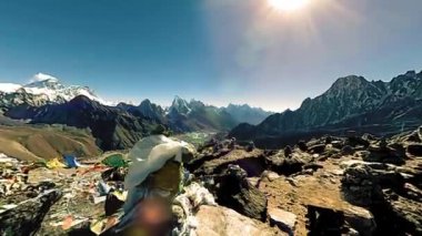360 VR Gokyo Ri dağ tepesi. Tibet Budist bayrağı. Vahşi Himalayalar yüksek irtifa doğa ve dağ vadisi. Buzla kaplı kayalık yamaçlar. Panorama hareketi