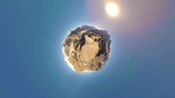 360 VR Gokyo Ri山顶。藏传佛教的旗帜。野生喜马拉雅山高海拔自然和高山山谷.岩石斜坡上覆盖着冰.微小的行星转变. — 图库视频影像