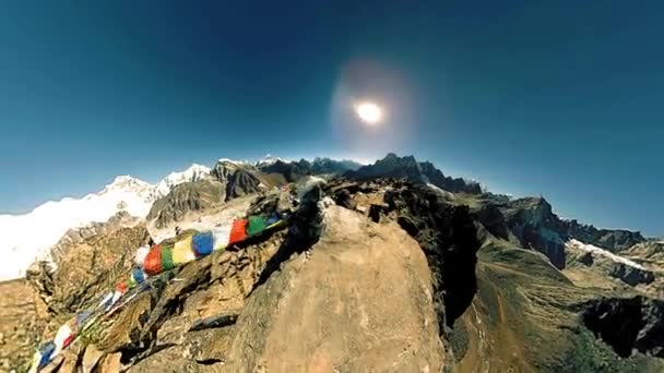 360 VR Gokyo Ri bergtop. Tibetaans gebed Boeddhistische vlag. Wild Himalaya 's hoge hoogte natuur en berg vallei. Rotsachtige hellingen bedekt met ijs. Kleine planeet transformatie. — Stockvideo