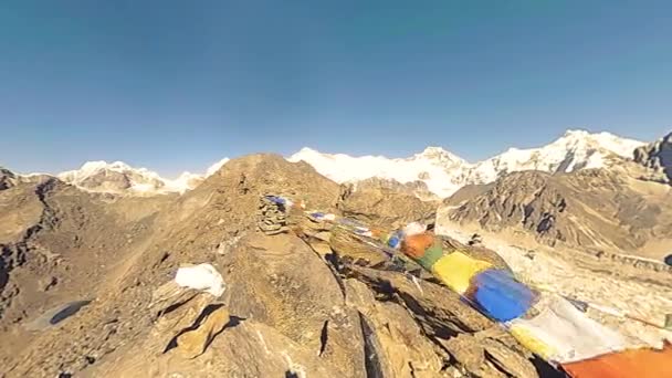 360 VR五鏡里山の頂上.チベットの祈りの仏教の旗。野生のヒマラヤの標高の高い自然と山の谷。岩の斜面は氷で覆われていた。パノラマの動き — ストック動画