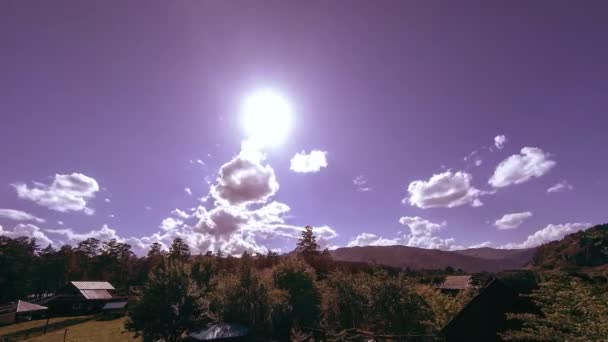 Ορεινό χωριό timelapse το καλοκαίρι ή το φθινόπωρο του χρόνου. Άγρια ασιατική φύση και αγροτικό πεδίο. — Αρχείο Βίντεο