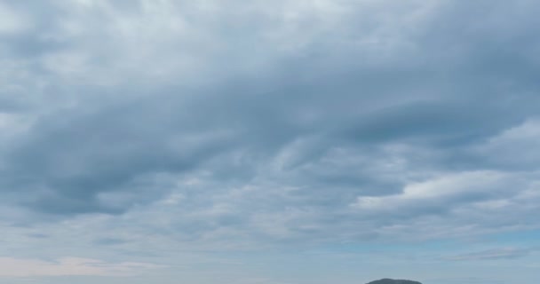 Χρόνος παρόδου της ημέρας σύννεφα πάνω από το υπέροχο κόλπο του νησιού Phi Phi τοπίο με βάρκες. Θαλάσσια λιμνοθάλασσα Ανταμάν. — Αρχείο Βίντεο