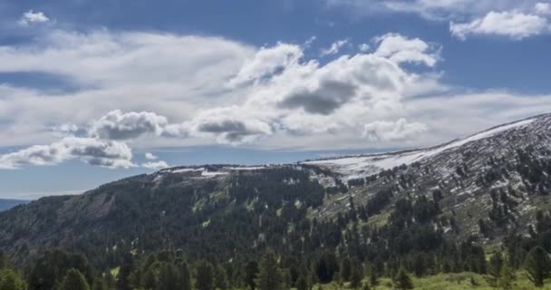 El lapso de tiempo del paisaje nublado detrás de la cima de las montañas. Nieve, rocas, acantilados y cielo azul profundo. Alta altitud. — Vídeo de stock