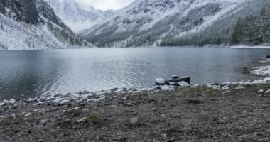 Kar Dağı Gölü 'nün zamanı sonbaharda doluyor. Vahşi doğa ve kırsal dağ vadisi. Çam ağaçlarından oluşan yeşil orman ve gökyüzünde dramatik bulutlar. Motorlu doli kaydırma hareketi
