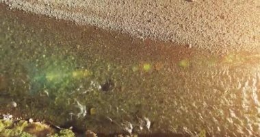 Güneşli yaz sabahında temiz ve taze bir dağ nehri üzerinde uçuşun ortasındayız. Dikey hareket
