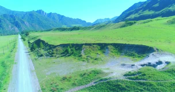 夏日阳光明媚的早晨,空中的乡村山路和草地.沥青公路和河流. — 图库视频影像