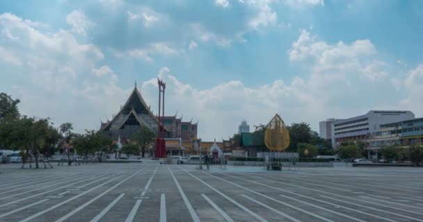 Timelapse av Wat Suthat Temple, utsikt från Larn kon Mueng. Bangkok, Thailand. 21 nov 2018 — Stockvideo