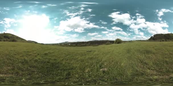 夏や秋の時間に美しい山の牧草地のタイムラプスの360 VR 。雲、緑の草、太陽の光. — ストック動画