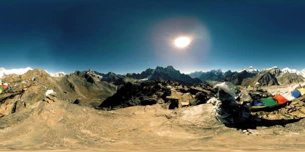 360 VR Gokyo Ri Bergspitze. Tibetische buddhistische Gebetsfahne. Wilde Himalaya-Hochgebirgsnatur und Bergtal. Felsige Hänge mit Eis bedeckt. — Stockvideo