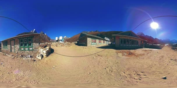 4K VR из деревни Дингбоче и Фериче в Непале, базовая точка вечного базового лагеря. EBC. Буддийская ступа на горе. — стоковое видео