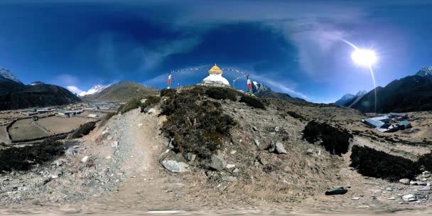 4K VR de Dingboche y la aldea de Pheriche en Nepal, punto básico de pista de campamento base everest. EBC. Estupa budista en la montaña. — Vídeos de Stock