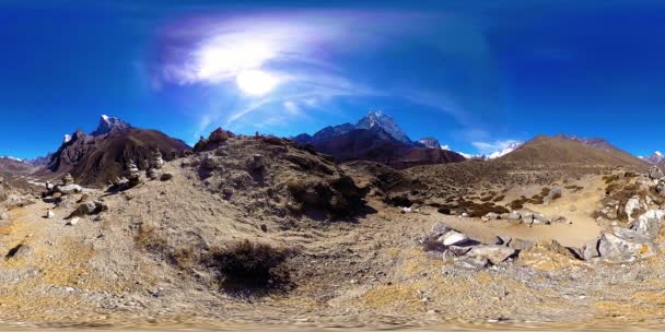 4K VR van Dingboche en Pheriche dorp in Nepal, basispunt van de zwaarste basiskamp track. Bloedbeeld. Boeddhistische stoepa op de berg. — Stockvideo