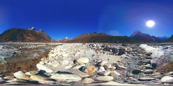 4K VR for landsbyen Dingboche og landsbyen Pheriche i Nepal, basestedet for de eldste leirene. EBC. Buddhistisk stupa på fjellet. – stockvideo