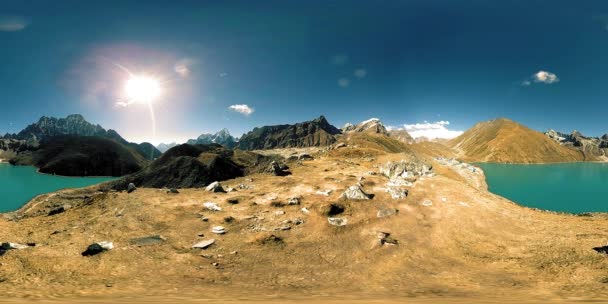 Гора ВР Гокьо Рі в зимовий сезон. Дикі Гімалаї височать над природою і долиною. Скелясті схили покриті льодом.. — стокове відео