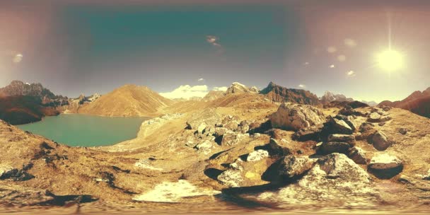 VR Gokyo Ri lac de montagne à la saison d'hiver. Himalaya sauvage haute altitude nature et vallée de montagne. Pentes rocheuses couvertes de glace.