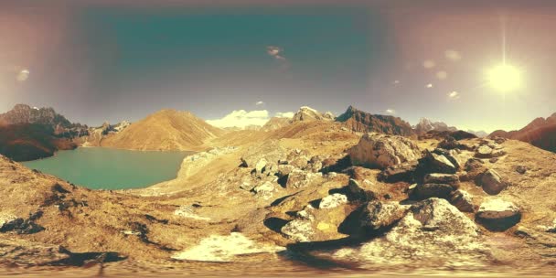 VR Gokyo Ri hegyi tó a téli szezonban. Vad Himalája, magaslati természet és hegyi völgy. Jéggel borított sziklás lejtők. — Stock videók