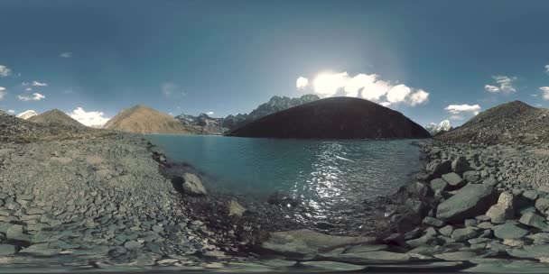 Kış mevsiminde VR Gokyo Ri Dağı Gölü. Vahşi Himalayalar yüksek irtifa doğa ve dağ vadisi. Kayalık yamaçlar buzla kaplı. — Stok video