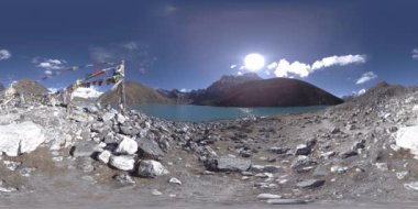 Kış mevsiminde VR Gokyo Ri Dağı Gölü. Vahşi Himalayalar yüksek irtifa doğa ve dağ vadisi. Kayalık yamaçlar buzla kaplı.
