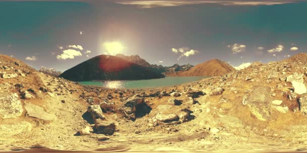 VR Lago de montaña Gokyo Ri en la temporada de invierno. Himalaya salvaje naturaleza de gran altitud y valle del monte. Pendientes rocosas cubiertas de hielo. — Vídeo de stock