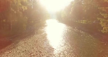 Güneşli yaz sabahında kayalarla birlikte taze, hızlı dağ nehri üzerinde alçak irtifa uçuşu..