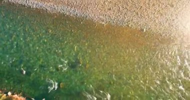 Güneşli yaz sabahında kayalarla birlikte taze, hızlı dağ nehri üzerinde alçak irtifa uçuşu..