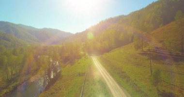 Güneşli yaz sabahında kayalarla birlikte taze, hızlı dağ nehri üzerinde alçak irtifa uçuşu..