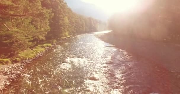 Vuelo de baja altitud sobre el río fresco de montaña rápida con rocas en la soleada mañana de verano. — Vídeos de Stock