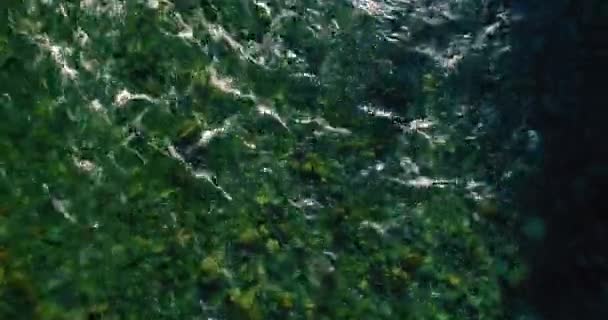 Lot na niskiej wysokości nad rzeką szybką, świeżą górską rzeką z kamieniami w słoneczny letni poranek. — Wideo stockowe