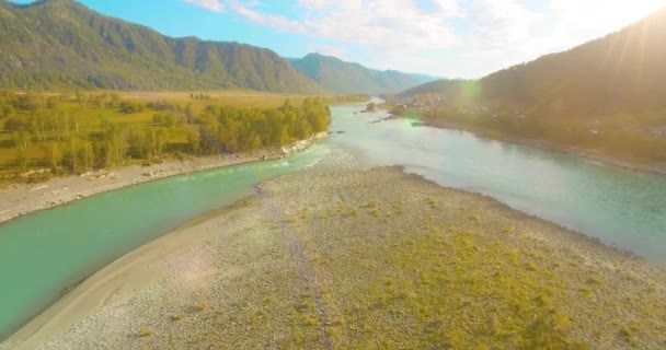 Vuelo de baja altitud sobre el río fresco de montaña rápida con rocas en la soleada mañana de verano. — Vídeo de stock