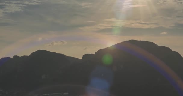 Tiempo de lapso de día nubes sobre la maravillosa bahía de Phi Phi isla paisaje con barcos. Laguna de mar de Andamán. — Vídeo de stock