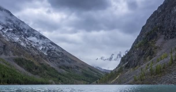 Montanha lago timelapse na hora de verão ou outono. Natureza selvagem e monte vale rural. Floresta verde de pinheiros e nuvens rápidas no céu. Motorizado dolly movimento deslizante — Vídeo de Stock