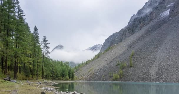 Ορεινή λίμνη timelapse το καλοκαίρι ή το φθινόπωρο. Άγρια φύση και αγροτική κοιλάδα του βουνού. Πράσινο δάσος από πεύκα και γρήγορα σύννεφα στον ουρανό. Μηχανοκίνητη κίνηση ολισθητήρα — Αρχείο Βίντεο