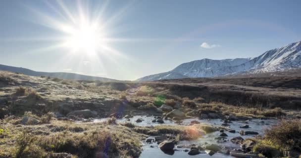 Timelapse des prairies de montagne en été ou en automne. Nature sauvage et vallée rurale. Rayons solaires, petit ruisseau et herbe jaune. Mouvement du curseur Dolly — Video