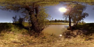 UHD 4K 360 VR Bir nehrin Sanal Gerçekliği güzel dağ ormanlarında kayaların üzerinden akıyor