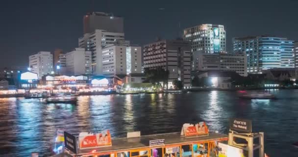 Timelapse pelabuhan maharaj dan daerah feri di Sungai Chao Phraya. Penerangan malam di Bangkok, Asia, Thailand, NOV 22, 2018 — Stok Video