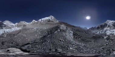 Khumbu Buzulu 'ndaki Everest Üssü' nün 360. Khumbu Vadisi, Sagarmatha Ulusal Parkı, Himalayalar 'ın Nepal' i. Gorak Shep yakınlarındaki EBC rotası.