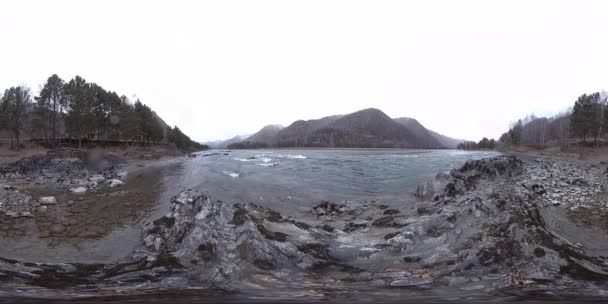 晩秋の美しい山の川のVR 。国立公園、牧草地、曇りの日の川岸. — ストック動画