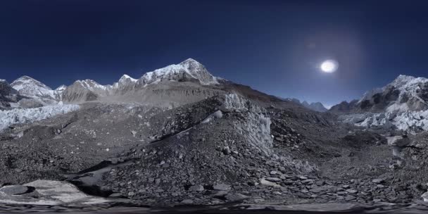クムブ氷河でエベレストベースキャンプの360 vr 。クムブ渓谷、サガルマタ国立公園、ヒマラヤのネパール。ゴラク・シェップ付近のEBC線. — ストック動画
