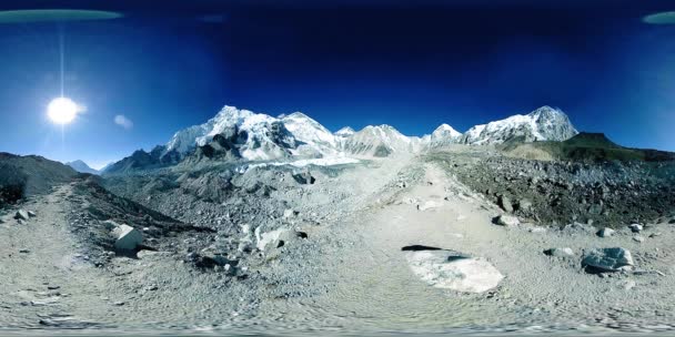 360 v van het Everest Basiskamp op de Khumbu gletsjer. Khumbu vallei, Sagarmatha nationaal park, Nepal van de Himalaya. EBC track route bij Gorak Shep. — Stockvideo