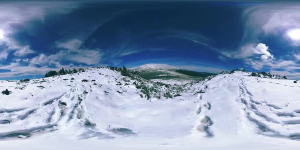 UHD 4K 360 VR z pokrywą śnieżną. Światło słoneczne na szczycie i krajobraz lodu. Zimowe zamrożone skały — Wideo stockowe