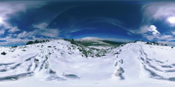 UHD 4K 360 VR van besneeuwde mount top. Het zonlicht op de top en het ijslandschap. Winterbevroren rotsen — Stockvideo