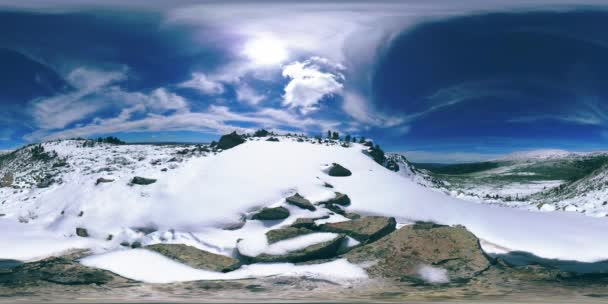 UHD 4K 360 VR de la parte superior de montaje nevado. La luz del sol en la cima y el paisaje de hielo. Invierno rocas congeladas — Vídeos de Stock