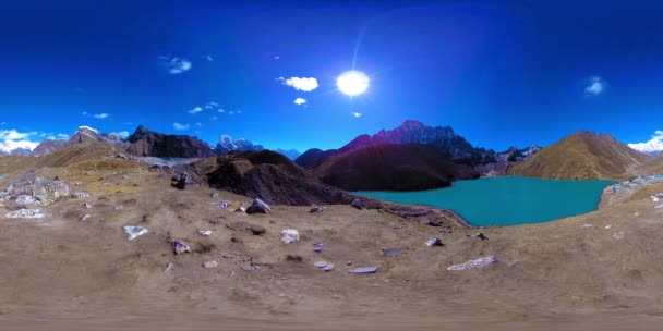 VR Timelapse Gokyo Ri mountain lake at the winter season. Wild Himalayas high altitude nature and mount valley. Rocky slopes covered with ice. — Stock Video