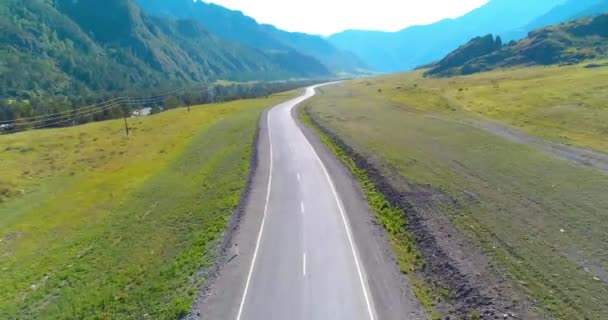 Volo su strada asfaltata di montagna e prato — Video Stock